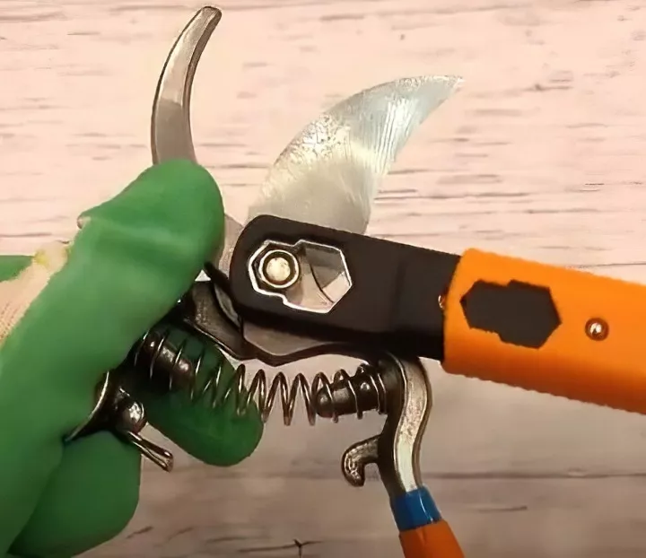 Wielofunkcyjna ostrzałka diamentowa do noży i sekatorów.